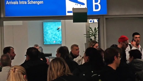 Πολίτες από τη Σαντορίνη φτάνουν στο Ελευθέριος Βενιζέλος