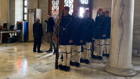 Μέσα στη Βουλή οι Εύζωνες