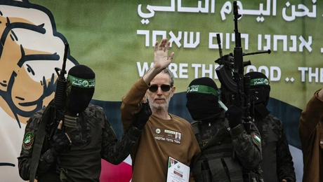 Παράδοση Ισραηλινού ομήρου από τη Χαμάς