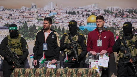 Οι Sagui Dekel Chen και Alexander Troufanov που απελευθερώθηκαν σήμερα