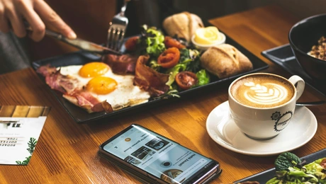 Κινητό στο τραπέζι 