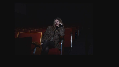 Η Λίλα Μπακλέση παραμένει αυθεντική σε έναν χαοτικό κόσμο