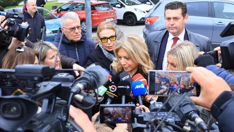 Η Μαρία Καρυστιανού στην κηδεία του Βασίλη Καλογήρου