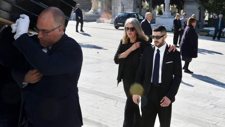 Δημήτρης Κολλάτος: Συγκίνηση στην κηδεία του σκηνοθέτη - Συντετριμμένοι οι γιοι του