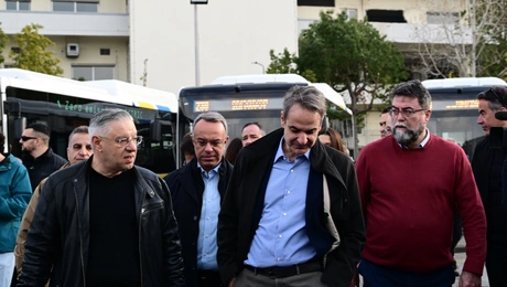 Επίσκεψη Μητσοτάκη στο αμαξοστάσιο της ΟΣΥ