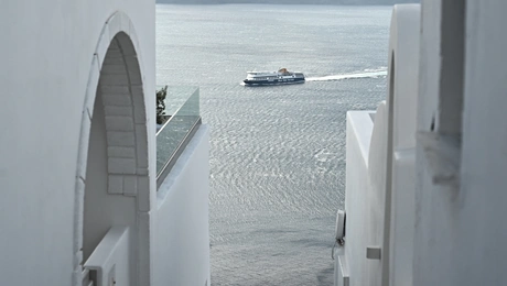 Πλοίο πηγαίνει στη Σαντορίνη