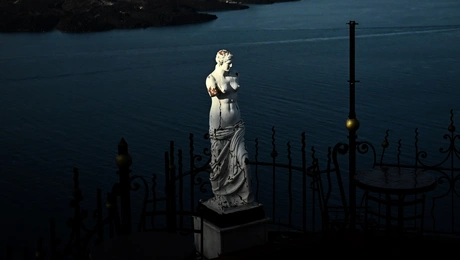 Άγαλμα στη Σαντορίνη