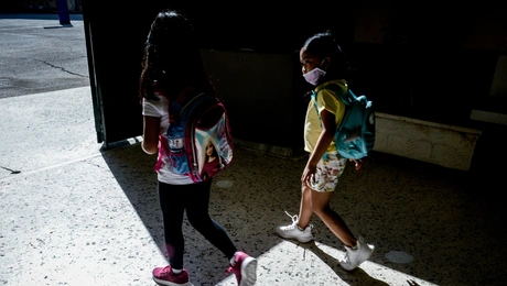 Ανήλικες σε σχολείο