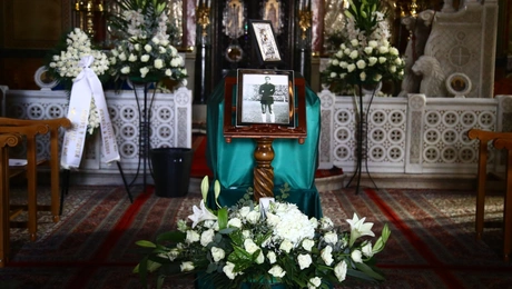 Σε λαϊκό προσκύνημα η σορός του Τάκη Οικονομόπουλου