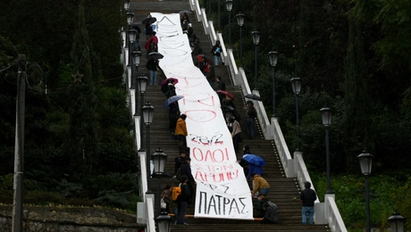 Το γιγαντιαιό πανό των φοιτητών της Πάτρας για τα Τέμπη