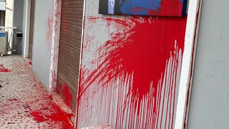 Πέταξαν μπογιές στο γραφείο του Χάρη Θεοχάρη