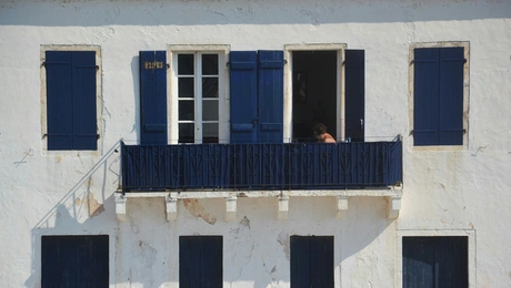 Τουρίστρια σε μπαλκόνι