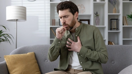 Άνδρας που βήχει
