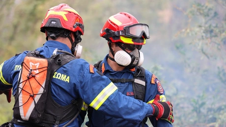 Πυροσβέστες σε φωτιά στην Κρήτη