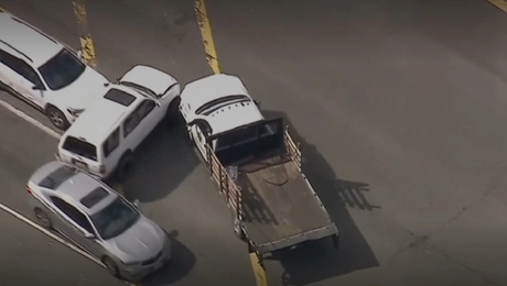 Ο ληστής συγκρούεται με ΙΧ κατά την καταδίωξη