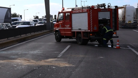 Όχημα της Πυροσβεστικής σε τροχαίο ατύχημα στον Κηφισό