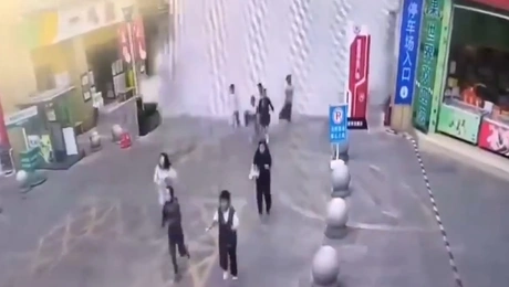 Ξεχείλισε πισίνα στην Κίνα από τον σεισμό στη Μιανμάρ - Τα νερά παρέσυραν πεζούς