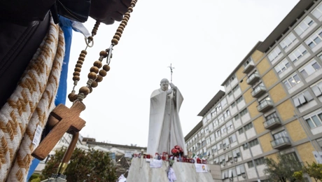 Προσευχές στο νοσοκομείο που νοσηλεύεται ο Πάπας Φραγκίσκος