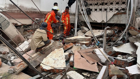 Διασώστες στα συντρίμμια κτιρίου στη Μιανμάρ