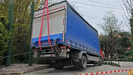 Ατύχημα για φορτηγό που έπεσε σε τρύπα