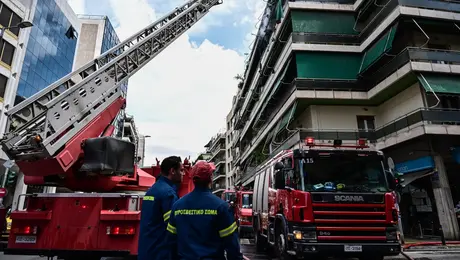 Πυροσβεστική σε φωτιά σε διαμέρισμα στη Μεσογείων