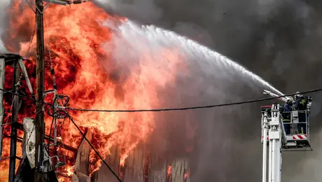 Φωτιά τώρα σε εργοστάσιο