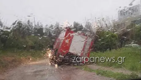 Όχημα της Πυροσβεστικής έπεσε σε χαντάκι στα Χανιά