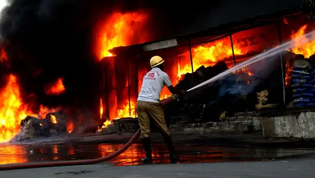 Κατάσβεση φωτιάς στην Ινδία