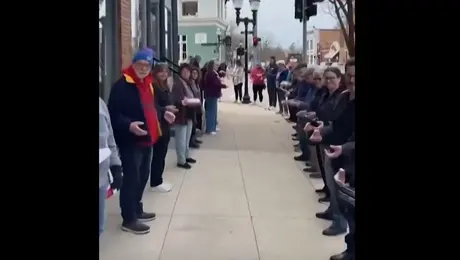 Κάτοικοι στο Μίσιγκαν μεταφέρουν βιβλία