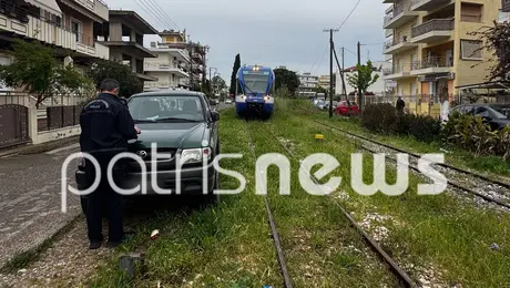 Οδηγός στον Πύργο πάρκαρε το αυτοκίνητό του στις γραμμές του τρένου