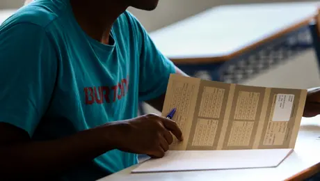 Μαθητής δίνει εξετάσεις στο σχολείο