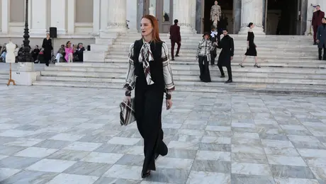 Η Στεφανία Γουλιώτη στην επίδειξη μόδας του Βασίλη Ζούλια