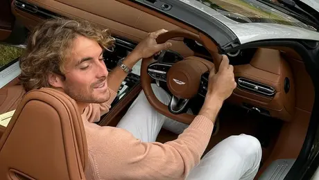 Στέφανος Τσιτσιπάς: Εμφανίστηκε με Aston Martin στο Μόντε Κάρλο και προκάλεσε αντιδράσεις