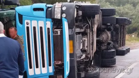 Τούμπαρε νταλίκα στα Χανιά - Ο οδηγός έχασε τον έλεγχο