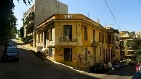 Στη συμβολή των οδών Βουλγαροκτόνου & Πουλχερίας, στην ανηφόρα που οδηγεί στον Λόφο του Στρέφη, βρισκόταν το ιστορικό μπαρ Decadence.