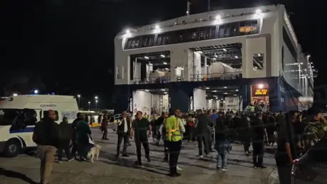 Οι επιβάτες επιβιβάζονται ξανά στο Blue Star 1