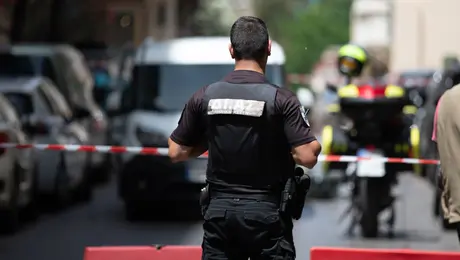 Αστυνομικός σε σημείο έκρηξης βόμβας