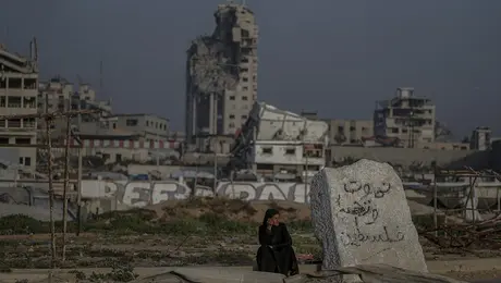 Ηλικιωμένη κάθεται στα ερείπια της Γάζας