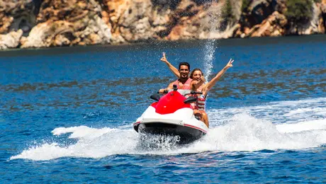 Άνθρωποι κάνουν jet sky