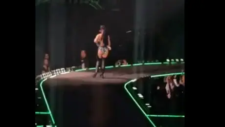 Κέιτι Πέρι: «Έσπασε» το σουτιέν επί σκηνής