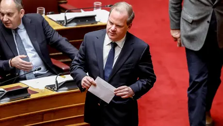 Ο Κώστας Καραμανλής ψηφίζει για τα Τέμπη