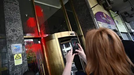 Παρέμβαση με μπογιές σε ξενοδοχείο στην Ομόνοια