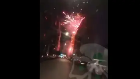 Οπαδοί του Παναθηναϊκού πετούν βεγγαλικά