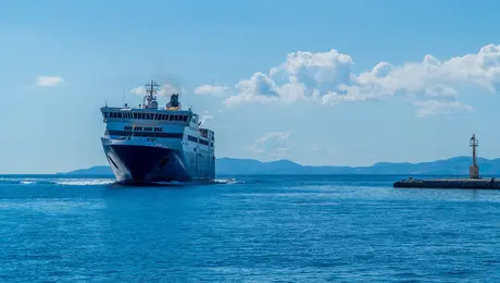 Πλοίο καταπλέει σε λιμάνι 