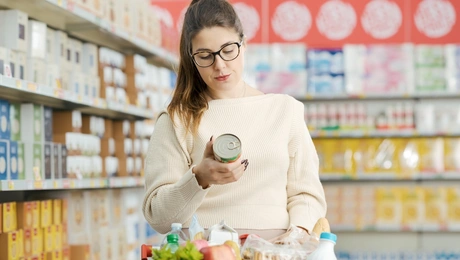 Γυναίκα κοιτάζει τις θερμίδες