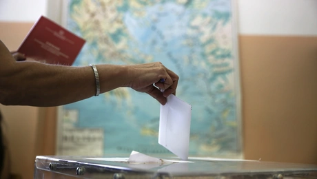 Πολίτης ρίχνει την ψήφο στην κάλπη