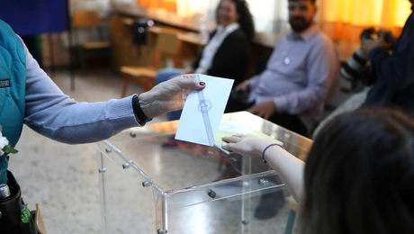 Πολίτης ρίχνει ψήφο σε κάλπη