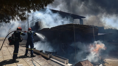 Ξεκινά η καταμέτρηση των ζημιών από τη μεγάλη φωτιά στην Παλαιά Φώκαια