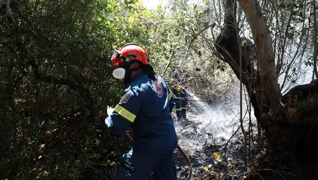 Πυροσβέστης σβήνει φωτιά