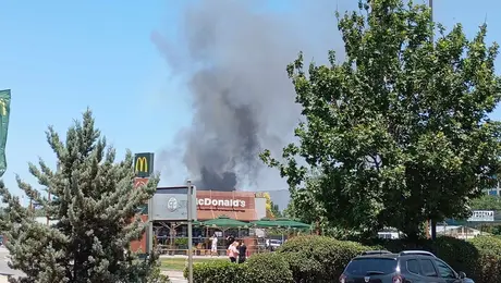 Ο καπνός από τη φωτιά στο Κάτω Χαλάνδρι